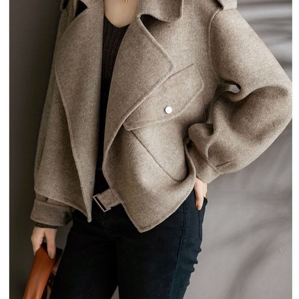 Rövid, barna színű női kabát