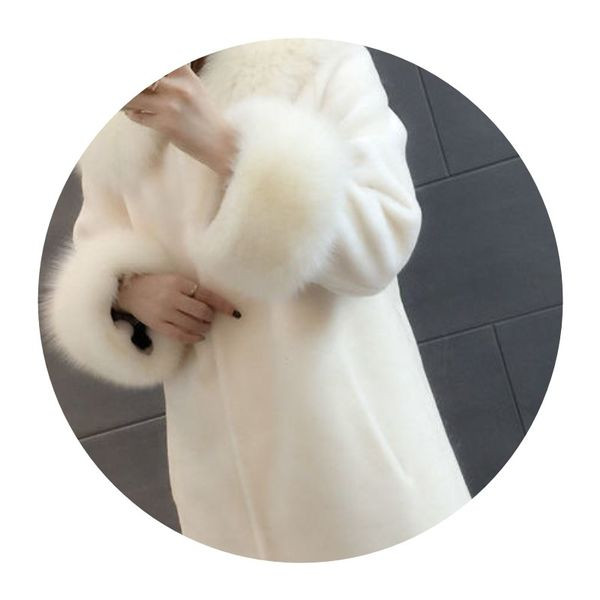 Stilingas moteriškas paltas su pūkais ir sagomis