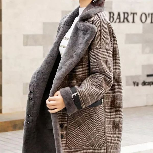 Palton de damă în carouri cu buzunare