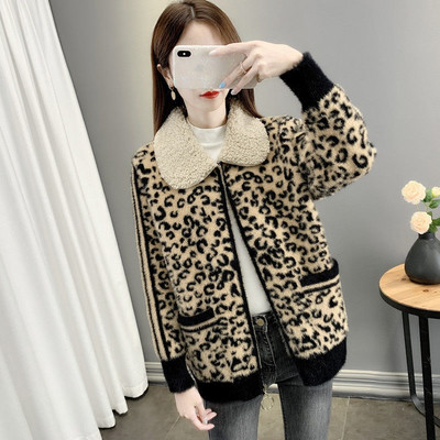 Női pehelykabát állatmintával és pehelygallérral