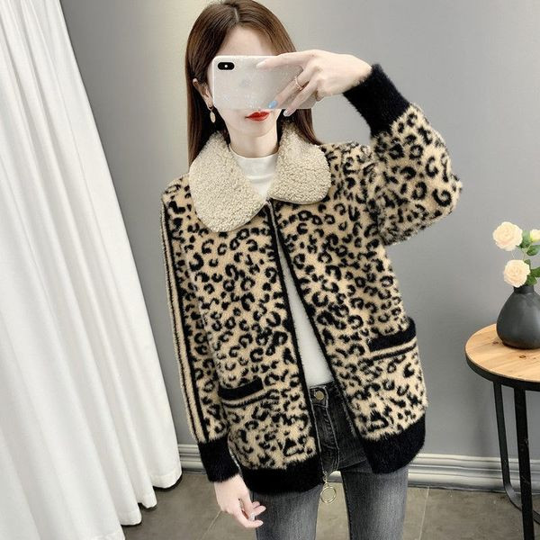Női pehelykabát állatmintával és pehelygallérral