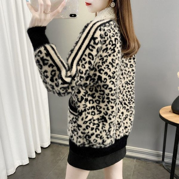 Női pehelykabát állatmintával és pehelygallérral