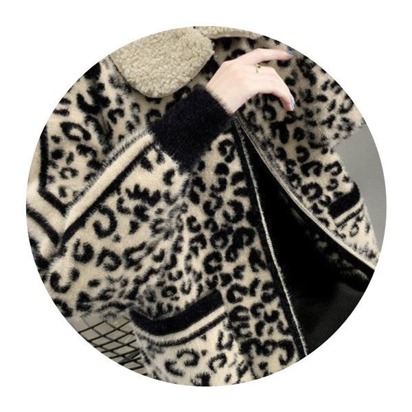 Női pehelykabát állatmintával és pehelygallérral