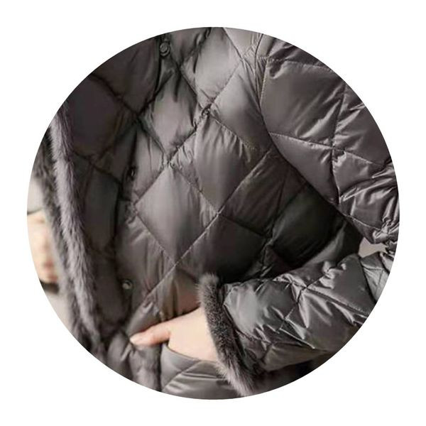 Alkalmi női téli kabát pehelygombbal