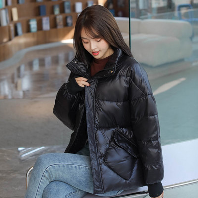 Női kabát zsebbel és magas gallérral