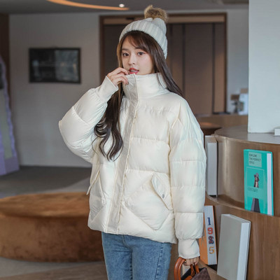 Női kabát zsebbel és magas gallérral