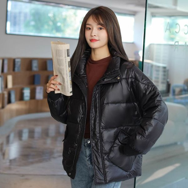 Női kabát zsebbel és magas gallérral