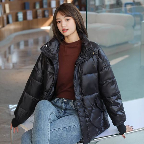 Női kabát zsebbel és magas gallérral