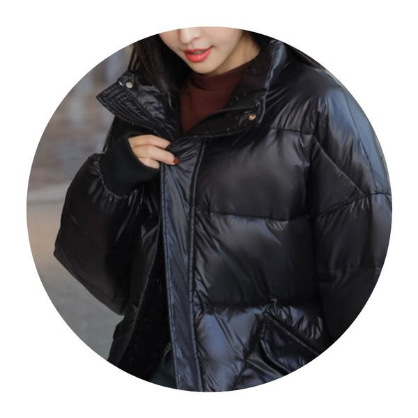 Női kabát zsebbel és magas gallérral