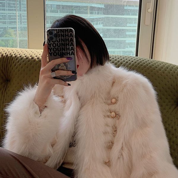 Modern női pehelykabát bézs és fekete gombokkal