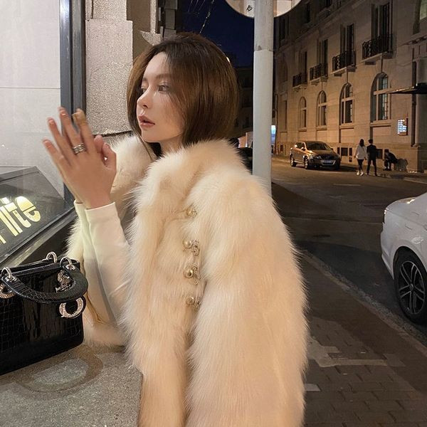 Modern női pehelykabát bézs és fekete gombokkal