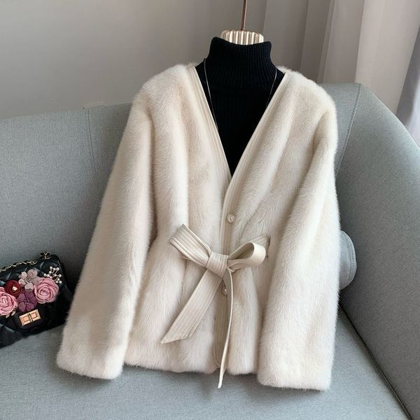 Palton de dama cu curea si decolteu spitz