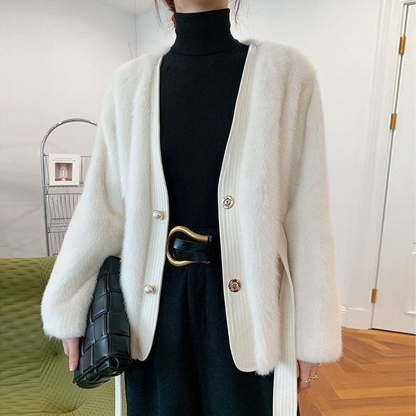 Palton de dama cu curea si decolteu spitz