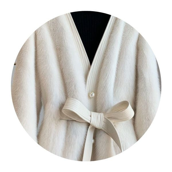 Palton de dama cu curea si decolteu spitz