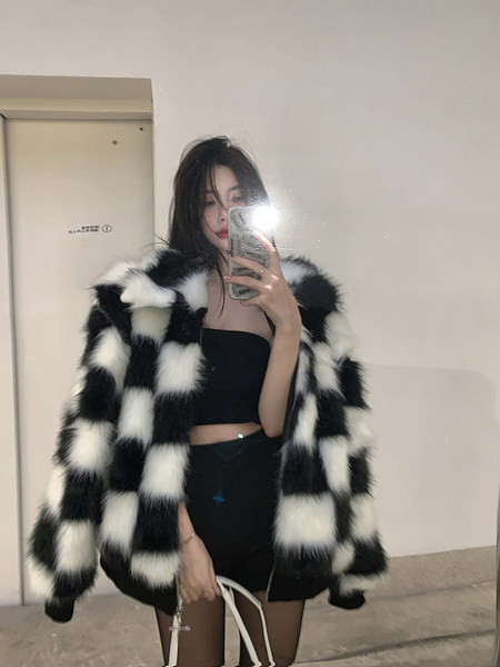 Rövid női kabát - széles modell