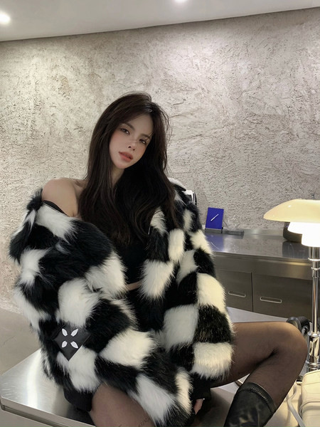 Rövid női kabát - széles modell