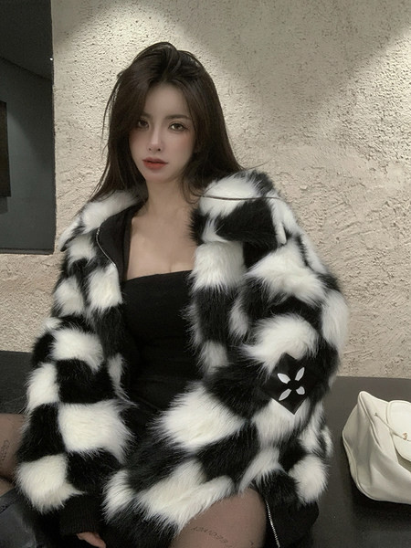 Rövid női kabát - széles modell