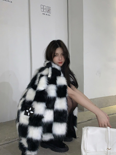 Rövid női kabát - széles modell