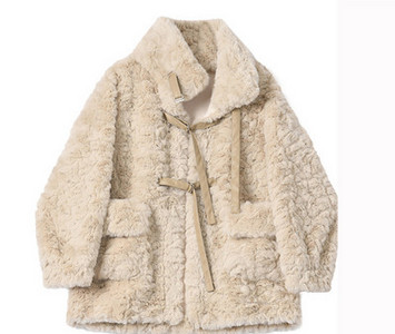 Női pehelykabát nyakkendővel és zsebekkel