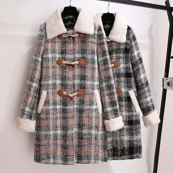 Kockás női kabát gombokkal, meleg béléssel