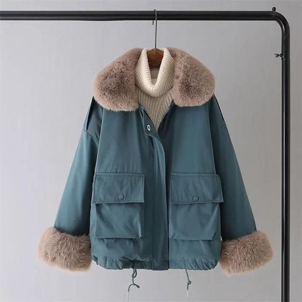 Női széles kabát zsebekkel és pehelyes