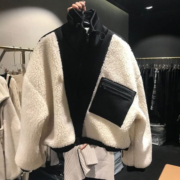 Női széles plüss kabát zsebbel és magas gallérral