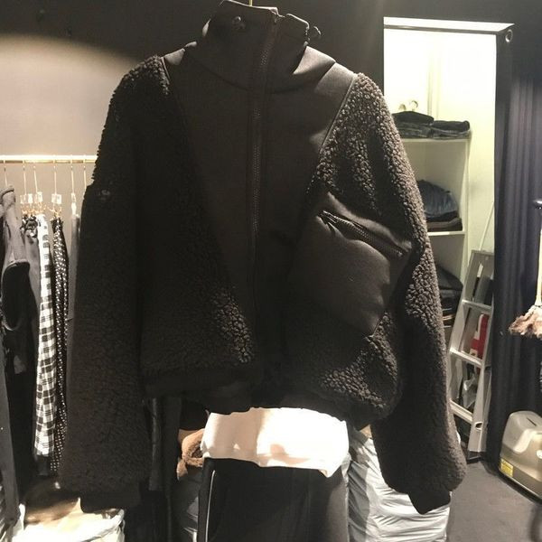 Női széles plüss kabát zsebbel és magas gallérral