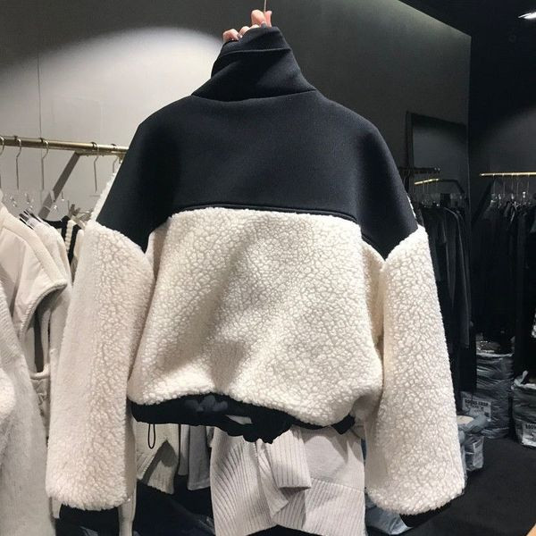 Női széles plüss kabát zsebbel és magas gallérral