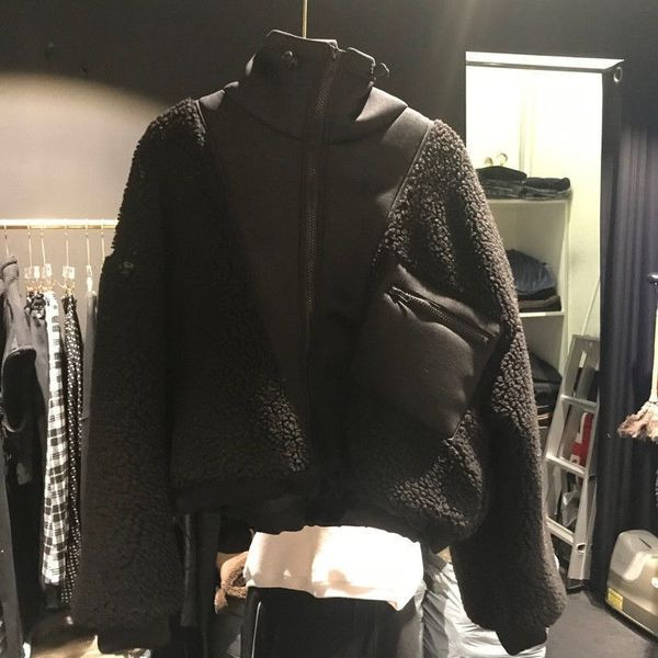 Női széles plüss kabát zsebbel és magas gallérral