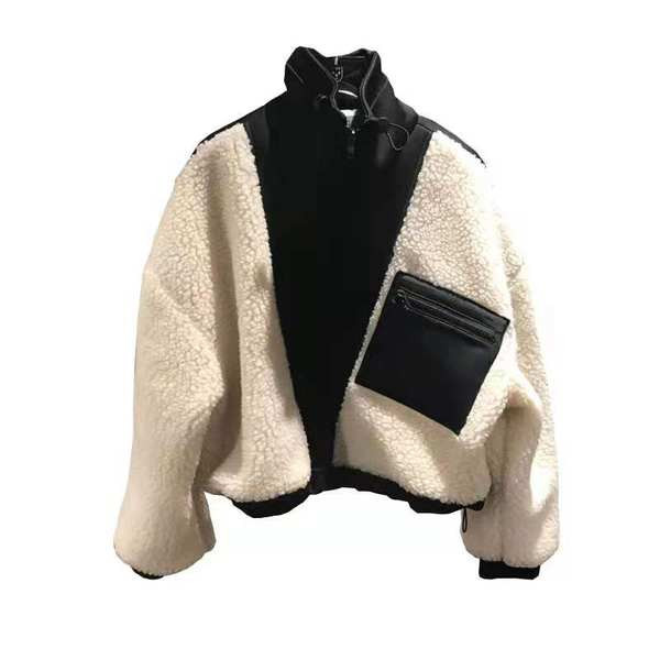 Női széles plüss kabát zsebbel és magas gallérral