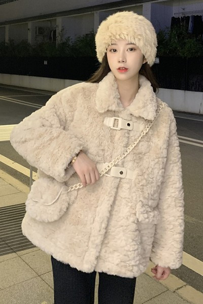 Rövid női kabát zsebekkel