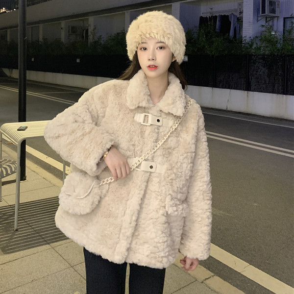 Rövid női kabát zsebekkel