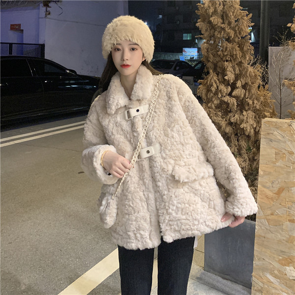 Rövid női kabát zsebekkel