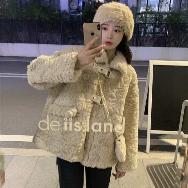 Rövid női kabát zsebekkel