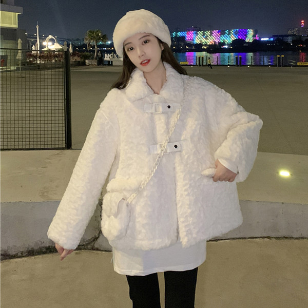 Rövid női kabát zsebekkel