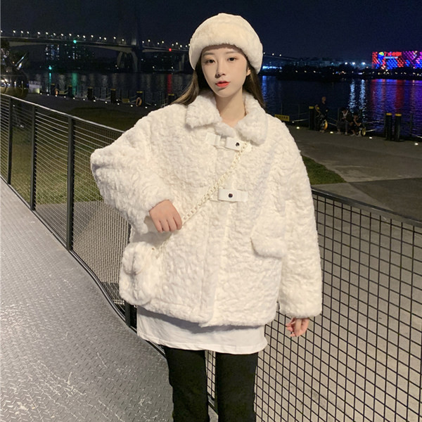 Rövid női kabát zsebekkel