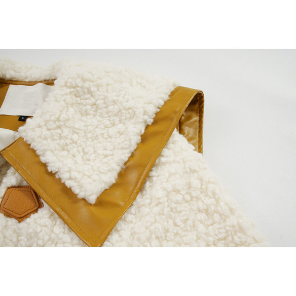 Női kabát klasszikus gallérral és gombokkal