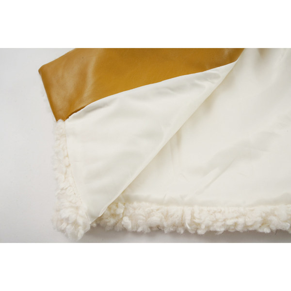 Női kabát klasszikus gallérral és gombokkal