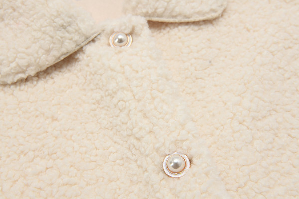 Bézs színű, gombos, hosszú női kabát