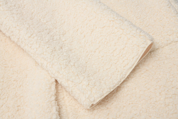 Bézs színű, gombos, hosszú női kabát