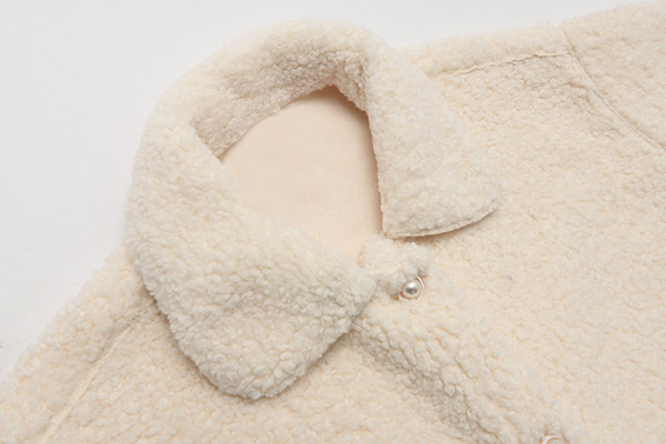 Bézs színű, gombos, hosszú női kabát