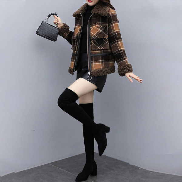 Kockás női kabát pehelygallérral és cipzárral