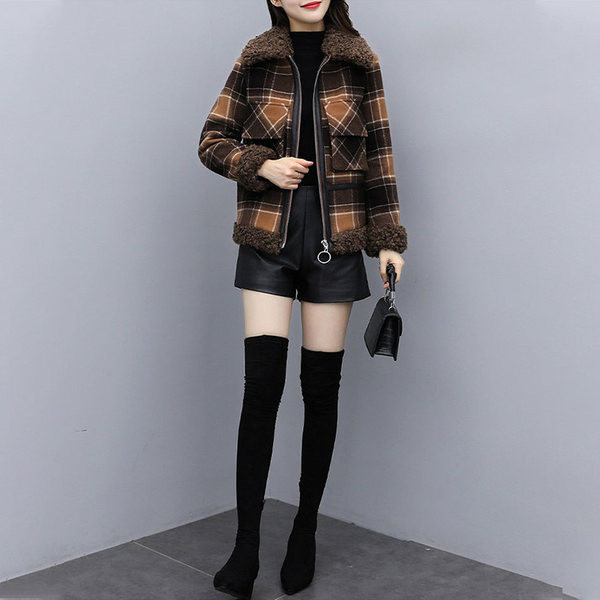 Kockás női kabát pehelygallérral és cipzárral