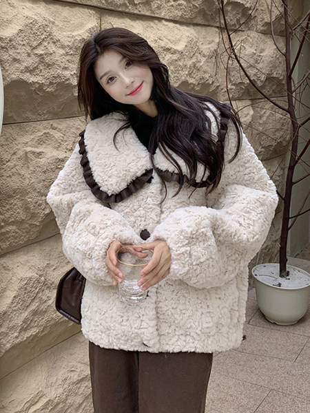 Γυναικείο φαρδύ μπουφάν με κουμπιά σε μπεζ χρώμα