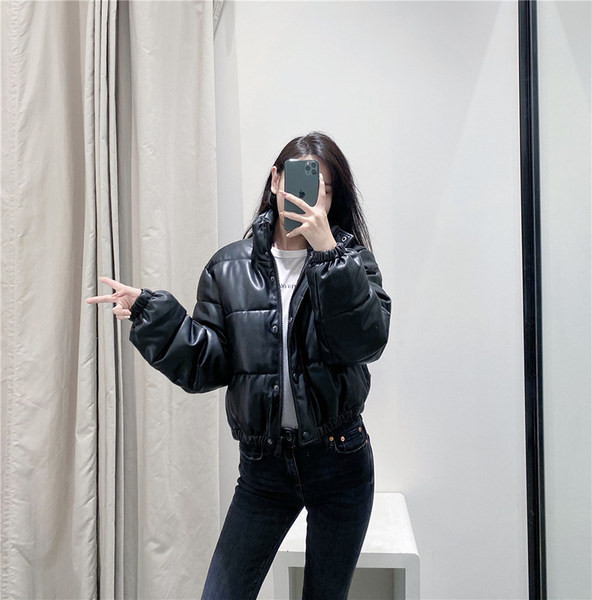 Női kabát magas galléros zsebbel és cipzárral