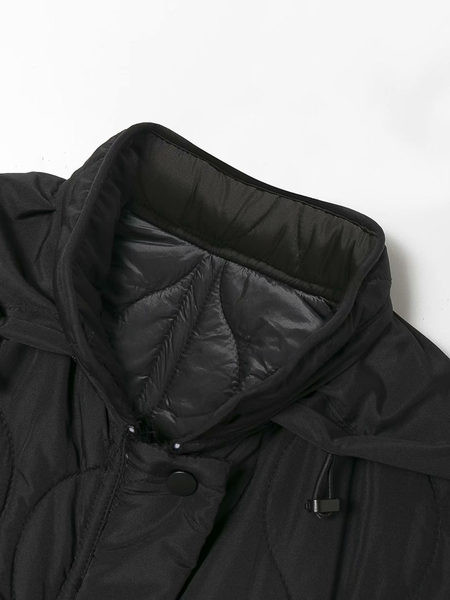 Női téli kabát zsebekkel és nyakkendőkkel két színben