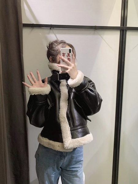 Női rövid kabát vastag bársony béléssel és zsebekkel