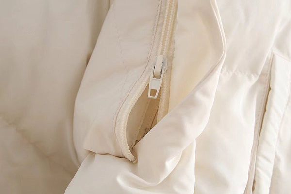 Γυναικείο κοντό μπουφάν με ψηλό γιακά και κουμπιά