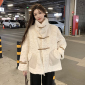 Női széles kabát magas gallérral és zsebekkel