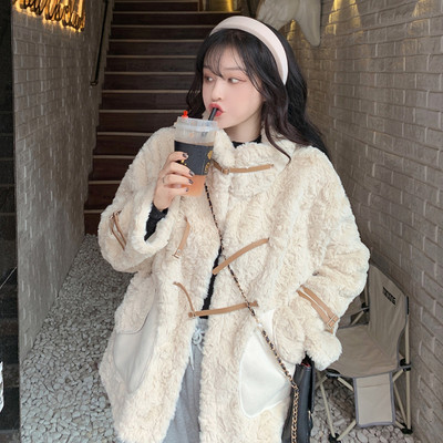 Női széles kabát magas gallérral és zsebekkel